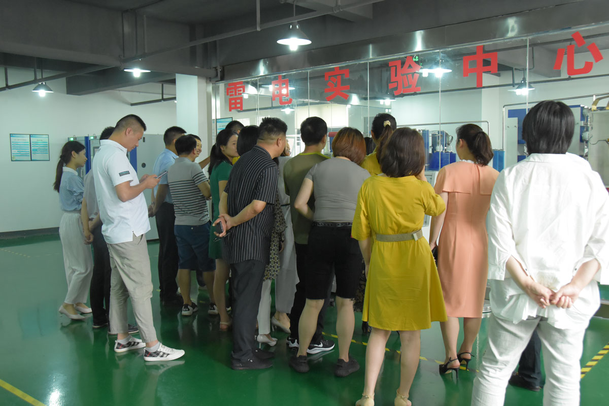 瑞士维多利亚大学MBA15-16班同学莅临半岛网页版防雷考察交流